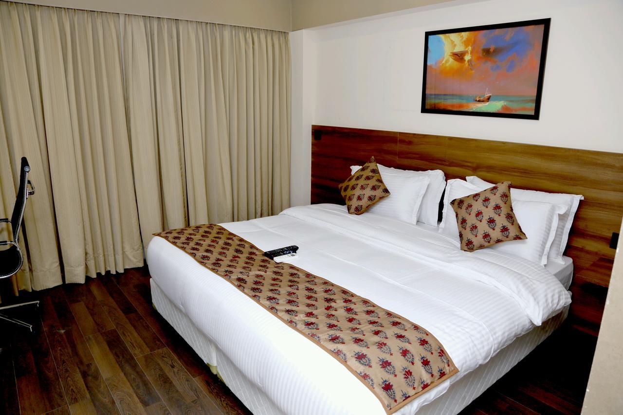 Hotel Mumbai House Andheri East, Mumbai Ngoại thất bức ảnh