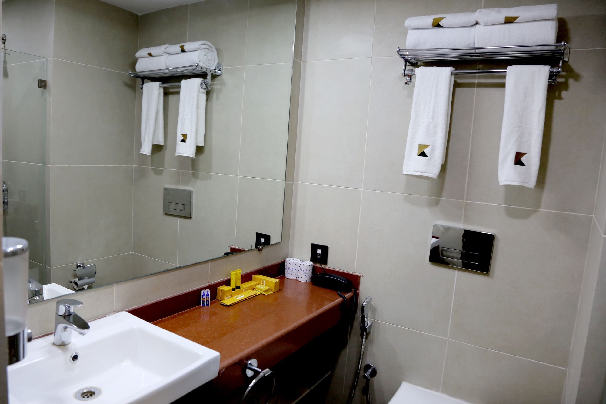 Hotel Mumbai House Andheri East, Mumbai Ngoại thất bức ảnh