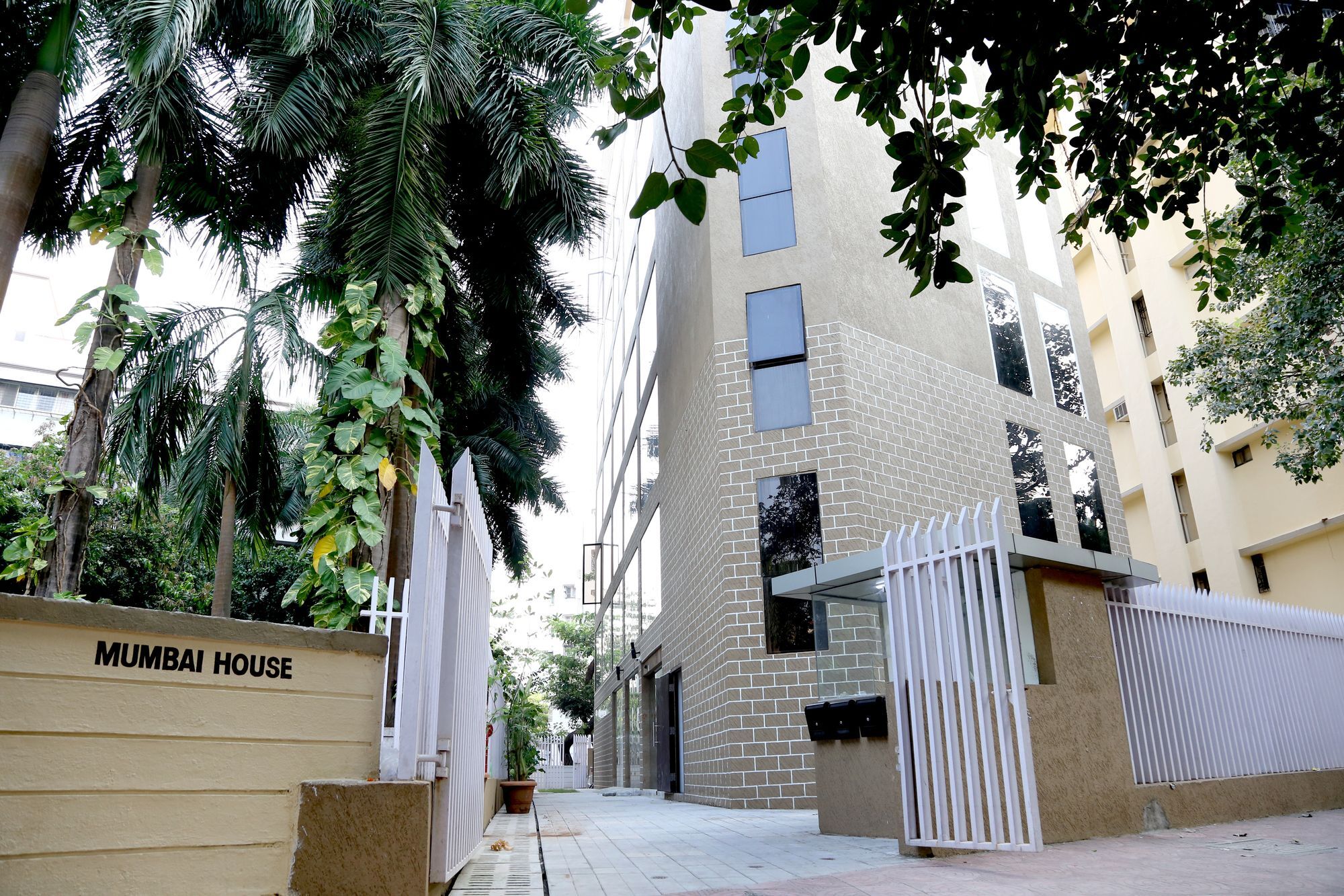 Hotel Mumbai House Andheri East, Mumbai Ngoại thất bức ảnh